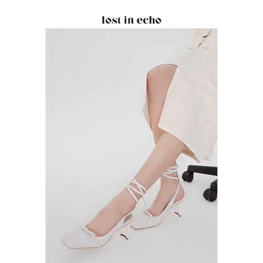 【微瑕疵不退不换】lost in echo设计师女靴 绕带大方头凉单鞋 白色高跟鞋 商品图0