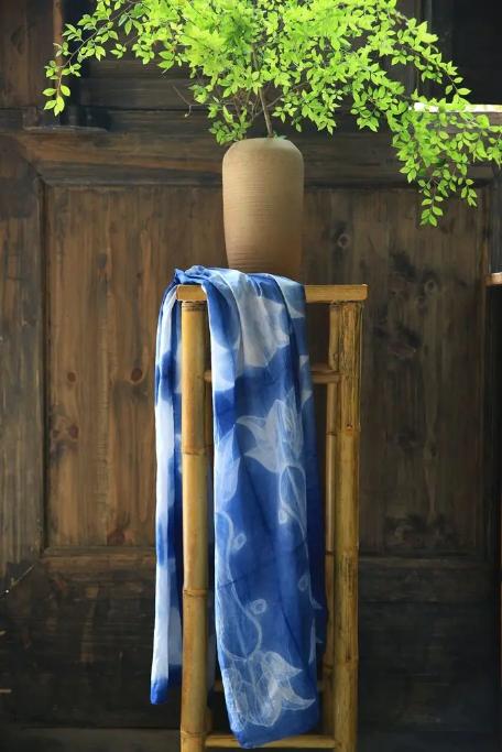 苗族手艺人非遗蜡染真丝方巾 软滑垂坠 蓝得澄澈干净 商品图9