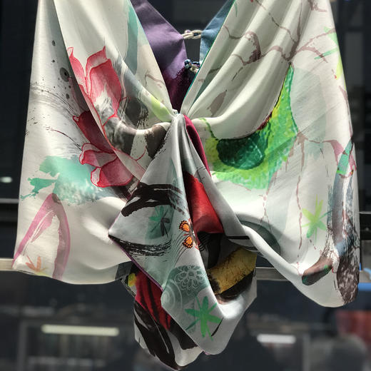 YOPOTA/优品堂“明媚秋色”重磅桑蚕丝缎面盘扣披肩围巾 商品图14