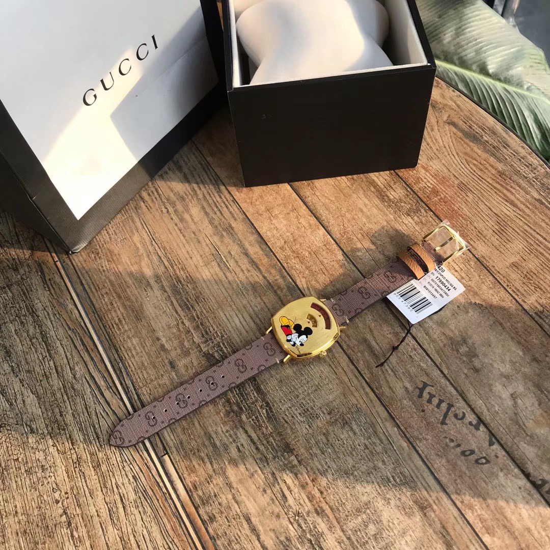 期待已久不失众望原单品质古驰guccigrip米老鼠系列腕表亮相gucci米兰