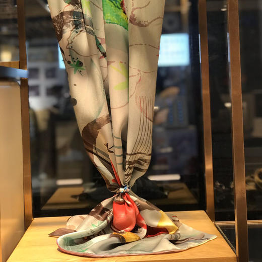 YOPOTA/优品堂“明媚秋色”重磅桑蚕丝缎面盘扣披肩围巾 商品图1