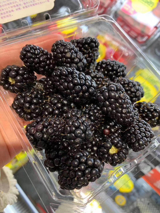 稀有【怡颗莓黑莓】云南种植。 营养价值极高，很多小朋友都非常喜欢吃。 纯甜，无酸。口感非常好。 商品图4