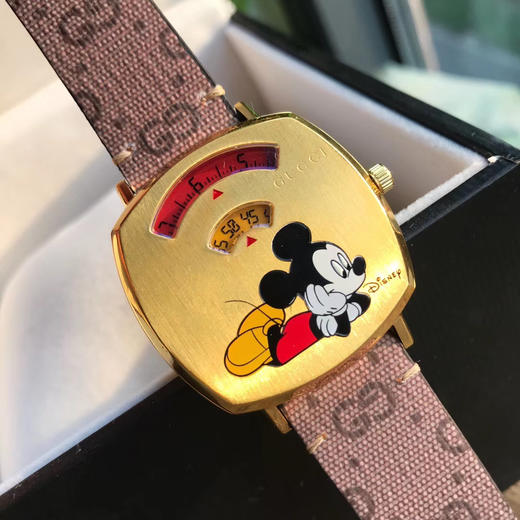 期待已久不失众望原单品质古驰guccigrip米老鼠系列腕表亮相gucci米兰