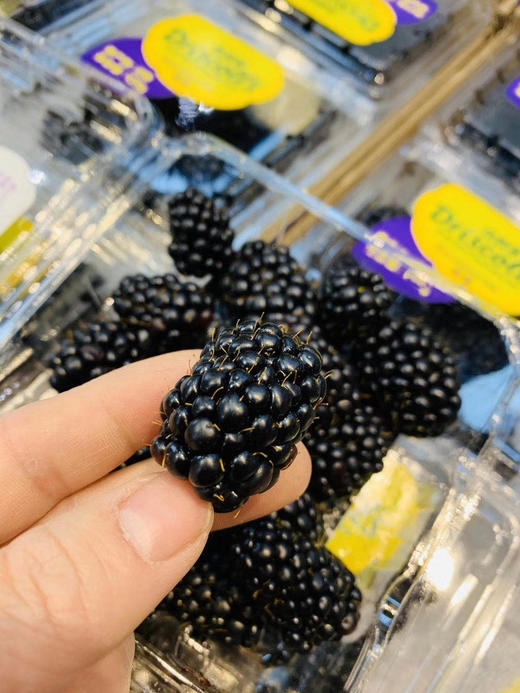 稀有【怡颗莓黑莓】云南种植。 营养价值极高，很多小朋友都非常喜欢吃。 纯甜，无酸。口感非常好。 商品图3