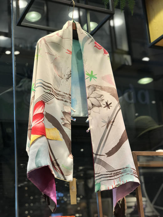 YOPOTA/优品堂“明媚秋色”重磅桑蚕丝缎面盘扣披肩围巾 商品图3