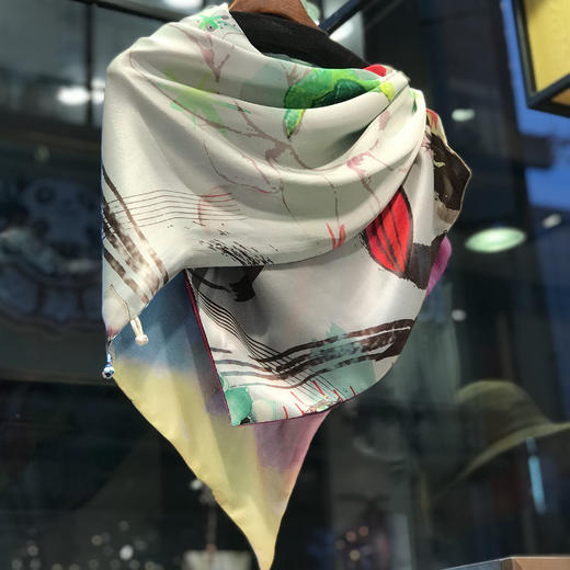 YOPOTA/优品堂“明媚秋色”重磅桑蚕丝缎面盘扣披肩围巾 商品图5