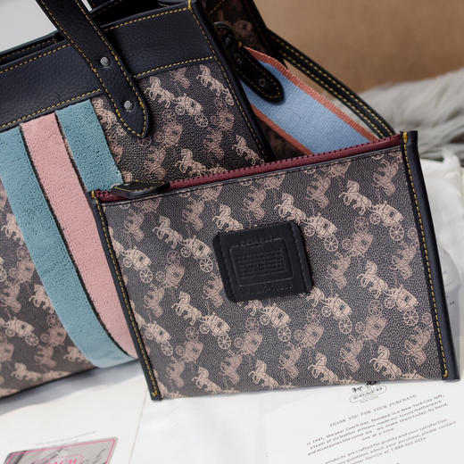 夏日特惠💰560 蔻驰 马车图案印花和VARSITY 条纹30号户外托特包79238 比较休闲的款式，廓形的立体轮廓 商品图5