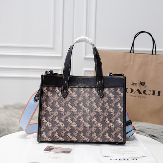 夏日特惠💰560 蔻驰 马车图案印花和VARSITY 条纹30号户外托特包79238 比较休闲的款式，廓形的立体轮廓 商品图1