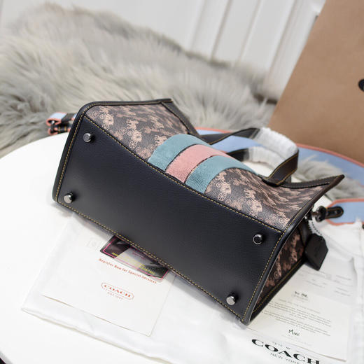 夏日特惠💰560 蔻驰 马车图案印花和VARSITY 条纹30号户外托特包79238 比较休闲的款式，廓形的立体轮廓 商品图6