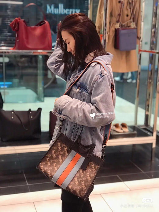 夏日特惠💰560 蔻驰 马车图案印花和VARSITY 条纹30号户外托特包79238 比较休闲的款式，廓形的立体轮廓 商品图8