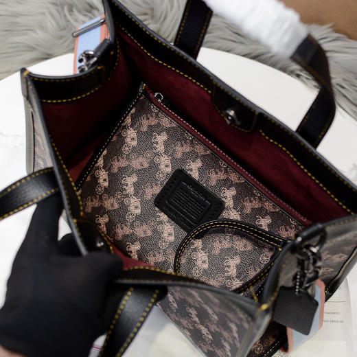 夏日特惠💰560 蔻驰 马车图案印花和VARSITY 条纹30号户外托特包79238 比较休闲的款式，廓形的立体轮廓 商品图7