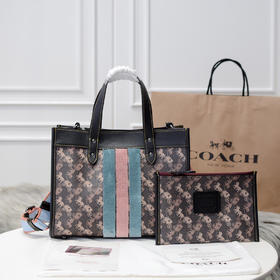 夏日特惠💰560 蔻驰 马车图案印花和VARSITY 条纹30号户外托特包79238 比较休闲的款式，廓形的立体轮廓