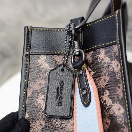 夏日特惠💰560 蔻驰 马车图案印花和VARSITY 条纹30号户外托特包79238 比较休闲的款式，廓形的立体轮廓 商品图3