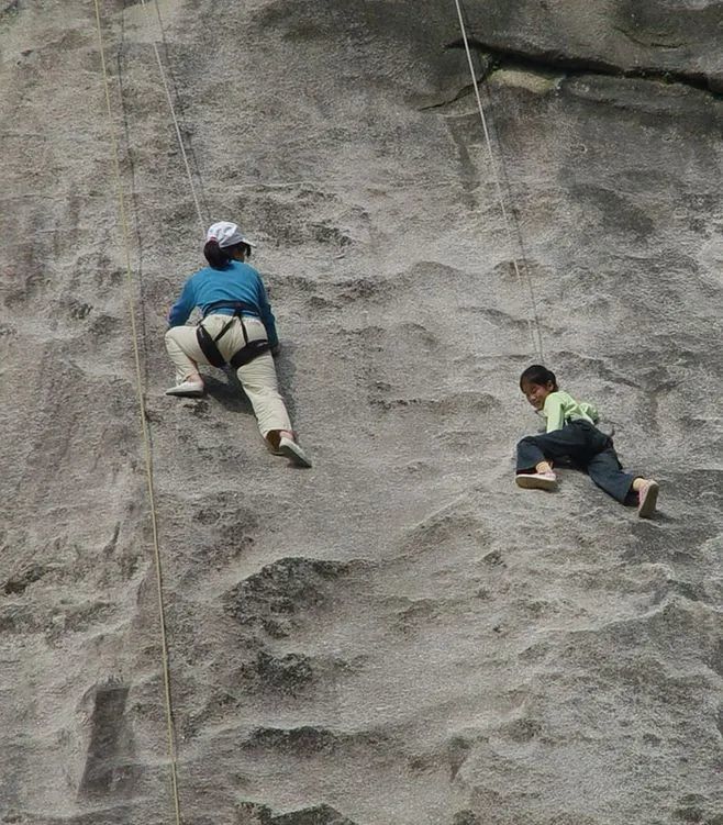 周末技能特训丨儿童abseil峭壁绳降空中挑战