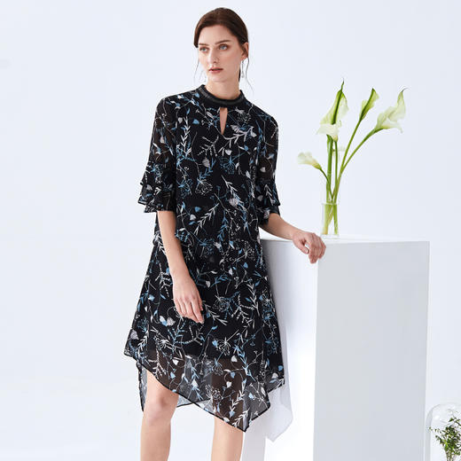 EITIE爱特爱夏季新款圆领镂空喇叭中袖A字印花连衣裙女裙59076123 商品图1