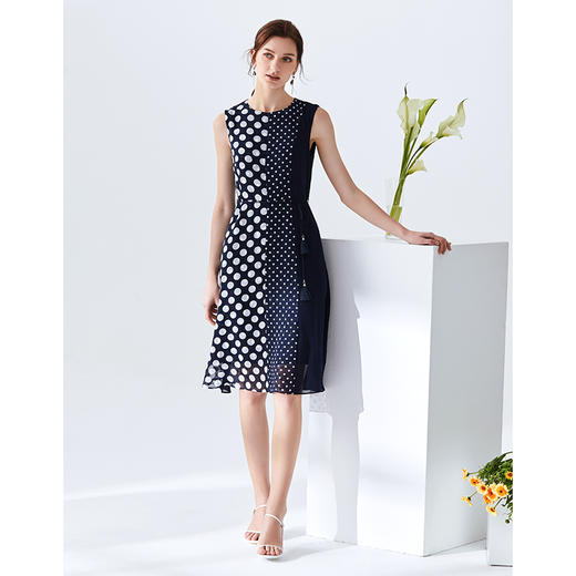 EITIE爱特爱夏季新款洋气波点拼接无袖收腰连衣裙女中长59076117 商品图1