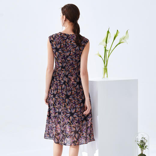 EITIE爱特爱夏季新款时尚减龄包肩袖收腰印花连衣裙女裙5907650 商品图3