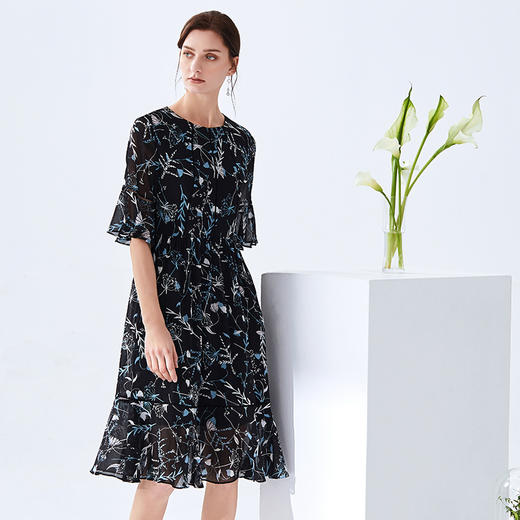 EITIE爱特爱夏季新款通勤OL圆领收腰喇叭袖印花连衣裙女59076122 商品图2