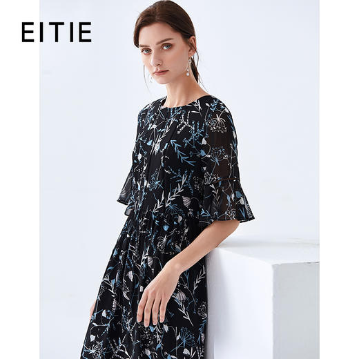 EITIE爱特爱夏季新款通勤OL圆领收腰喇叭袖印花连衣裙女59076122 商品图0