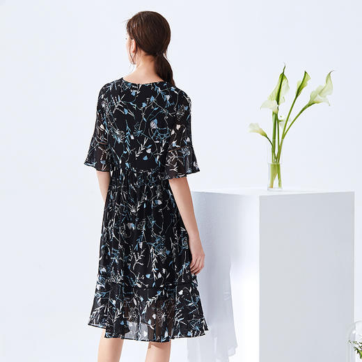 EITIE爱特爱夏季新款通勤OL圆领收腰喇叭袖印花连衣裙女59076122 商品图3