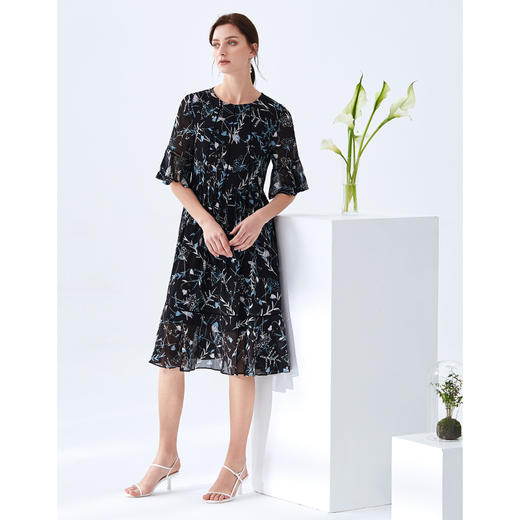 EITIE爱特爱夏季新款通勤OL圆领收腰喇叭袖印花连衣裙女59076122 商品图1