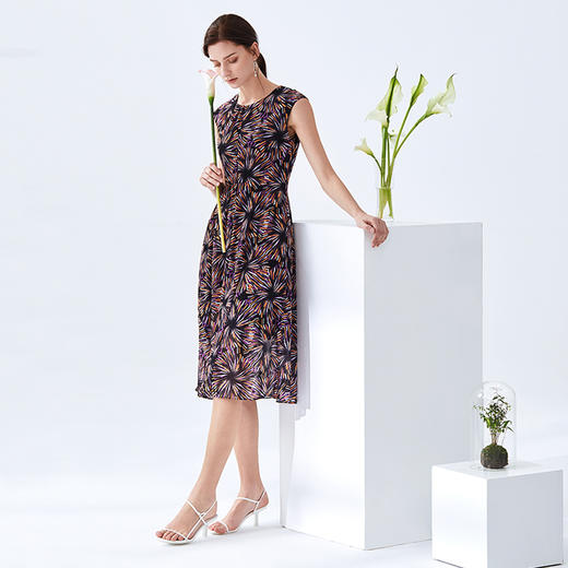 EITIE爱特爱夏季新款时尚减龄包肩袖收腰印花连衣裙女裙5907650 商品图1