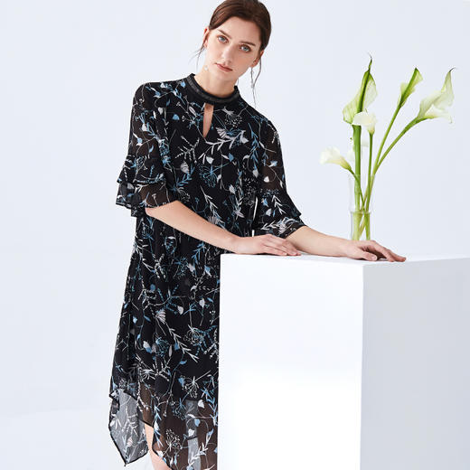 EITIE爱特爱夏季新款圆领镂空喇叭中袖A字印花连衣裙女裙59076123 商品图2