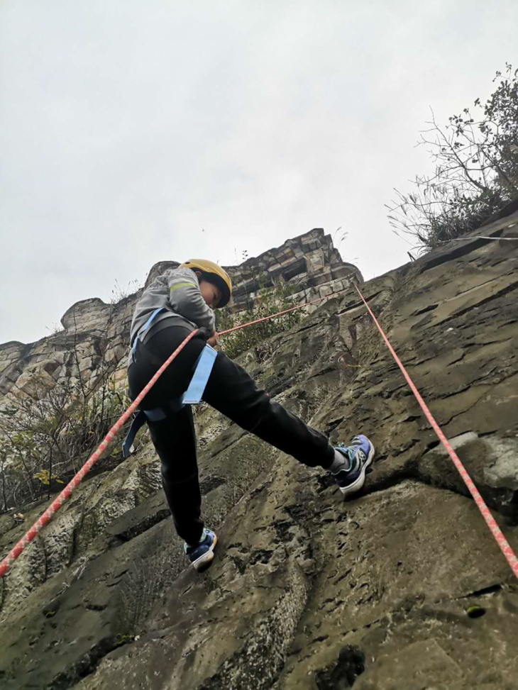 周末技能特训丨儿童abseil峭壁绳降空中挑战