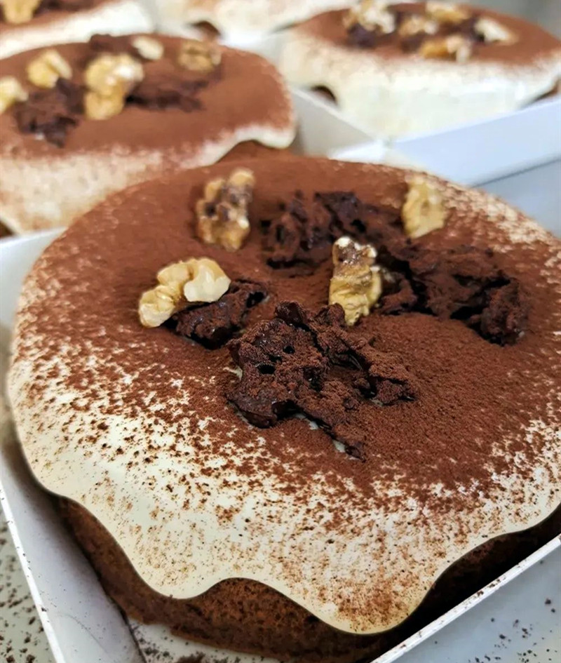 经典爆款“爆浆提拉米苏”乳酪与提拉米苏的奇妙碰撞，瞬间打开您的味蕾