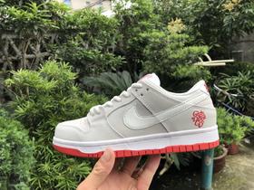 Supreme x Nike sb Dunk Low 白红 低帮休闲运动滑板鞋。官方货号#CK3480-600，码数见图