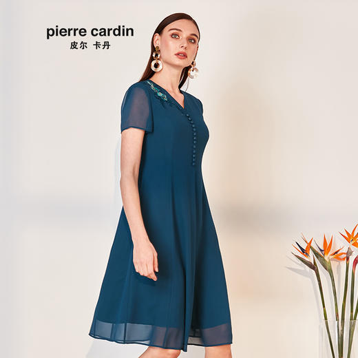 皮尔卡丹女装季新款蓝色短袖V领A字裙绣花裙子P0240DS50L0
 商品图1