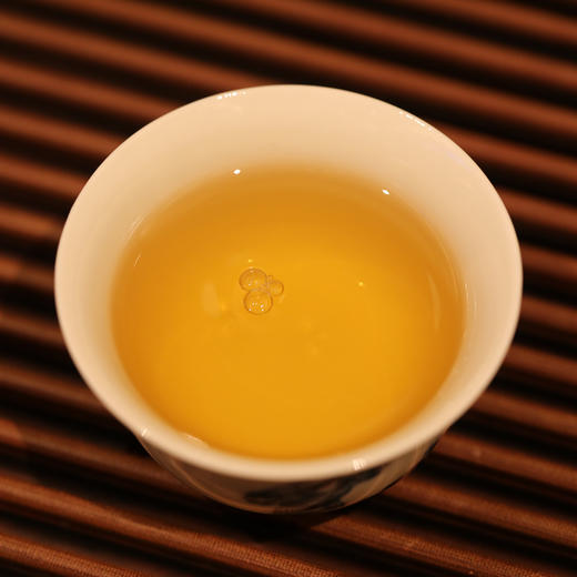 澜沧古茶2015年乔木铁饼普洱茶生茶 配金色窗花礼盒 商品图6