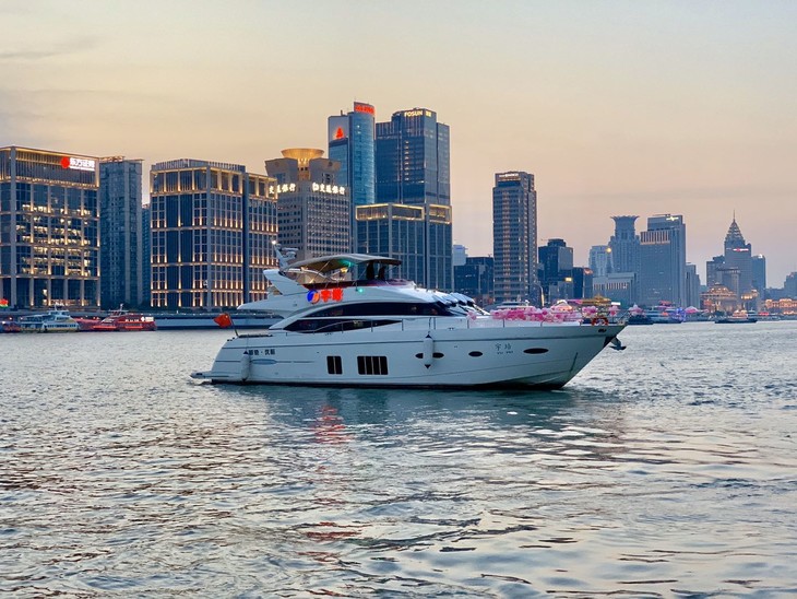 上海黄浦江陆家嘴游艇出航国际游艇会标准下午茶甜点饮料游览摄影师