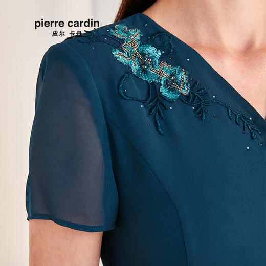 皮尔卡丹女装季新款蓝色短袖V领A字裙绣花裙子P0240DS50L0
 商品图3