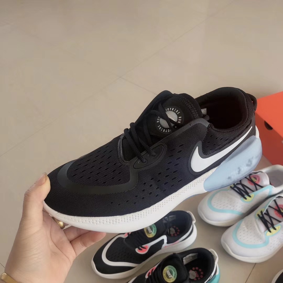 耐克缓震颗粒情侣款跑步鞋