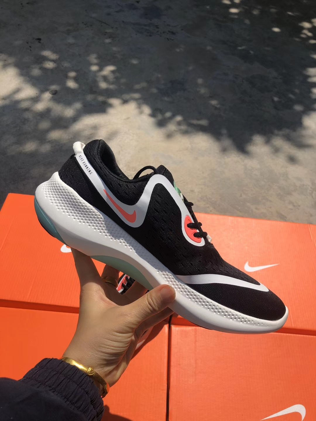 耐克缓震颗粒情侣款跑步鞋