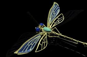 多米尼加蓝珀18K喷砂黄金镶钻蜻蜓胸针 绿松点缀