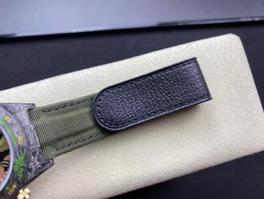 WWF 劳力士 碳纤维迪通拿 与原装同重量，同材质，同尺寸完美复刻原版，碳壳碳后盖碳扣子，双生耳，市场唯一对版，超多配色满足你各种需要
【表壳】采用碳纤维材质打造，轻盈佩戴舒适，每一只腕表都拥有独一无 商品图9