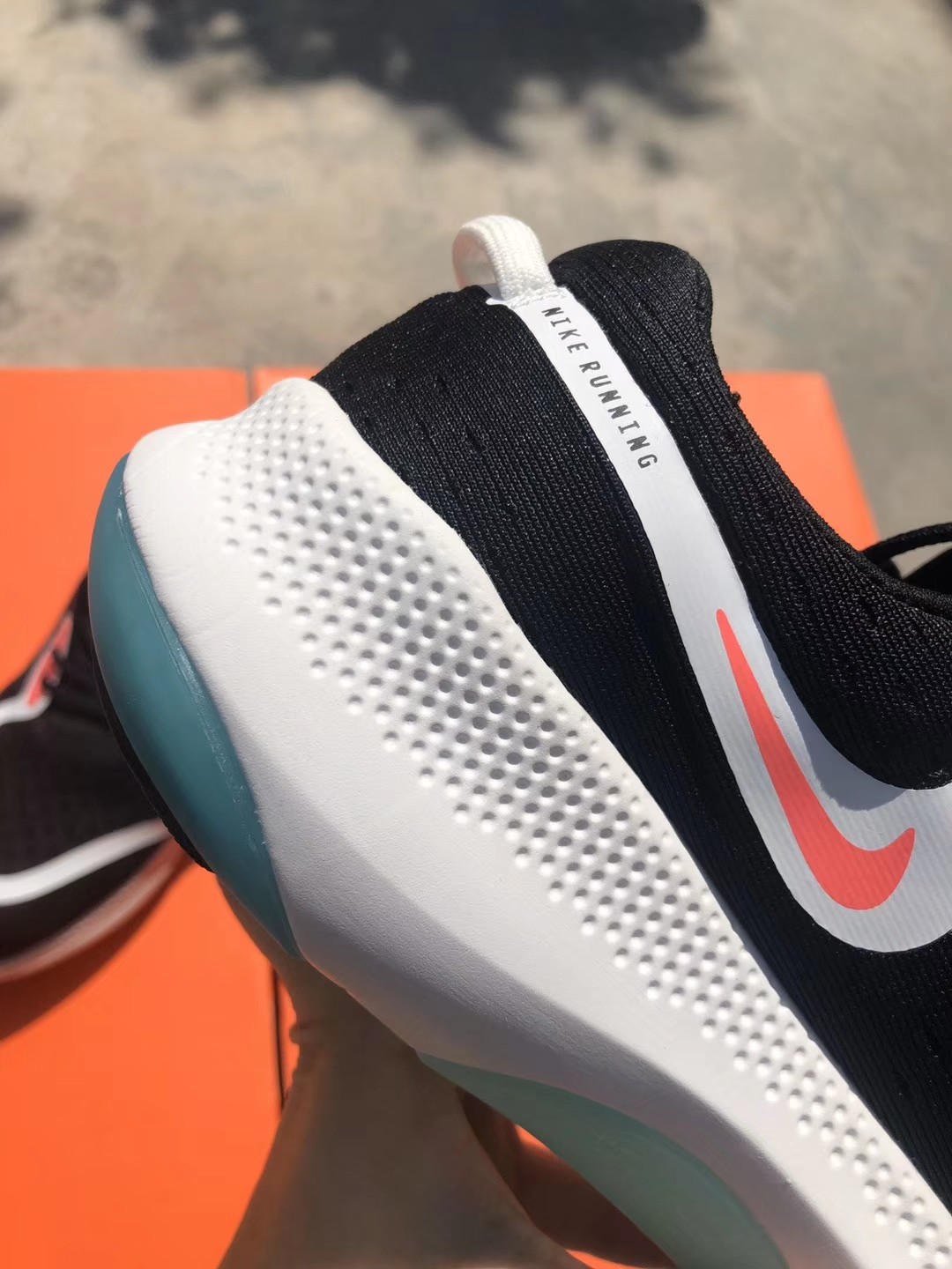 耐克缓震颗粒情侣款跑步鞋