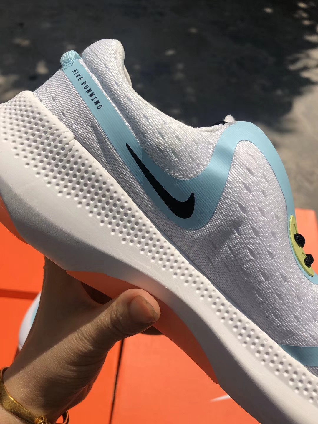 耐克缓震颗粒情侣款跑步鞋