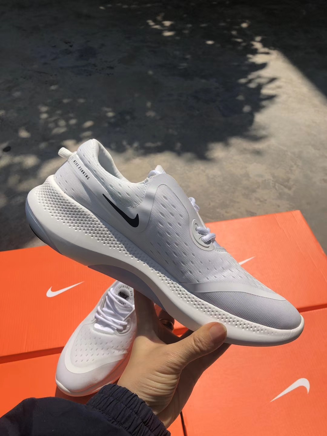 耐克缓震颗粒情侣款跑步鞋