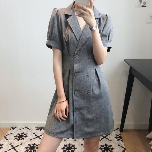 【做个洋气小达人】双排扣高级质感连衣裙 不夸张的收敛感 显白衬肤色 轻熟小姐姐们请果断pick它！ 商品图2