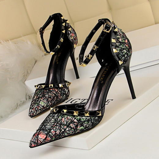 欧美性感细跟高跟浅口尖头中空金属铆钉一字带高跟鞋(货号 hd32622)