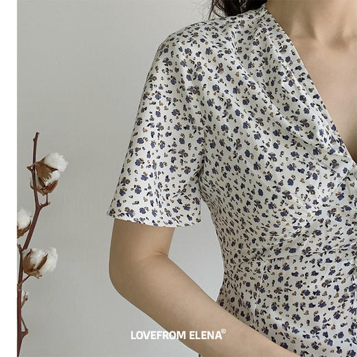 白色V领碎花连衣裙 商品图4