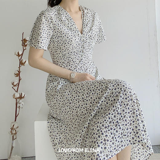 白色V领碎花连衣裙 商品图0