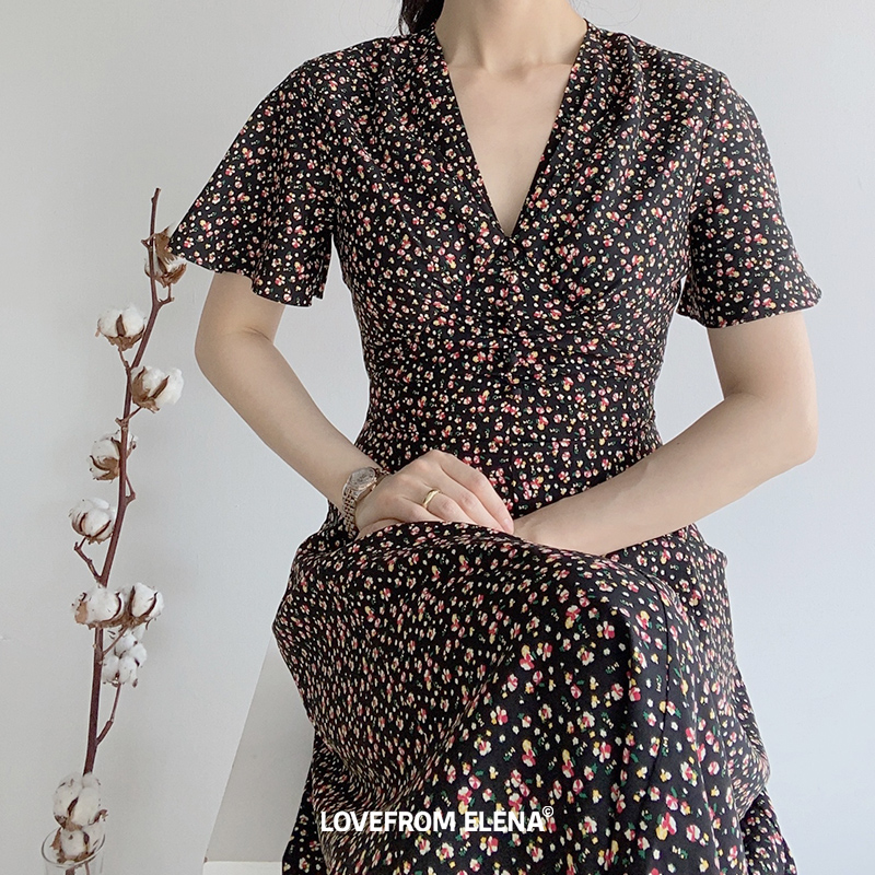 黑色V领碎花连衣裙