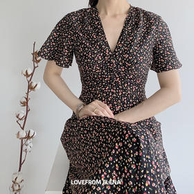 黑色V领碎花连衣裙