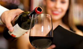 红葡萄酒比白葡萄酒更助眠吗？