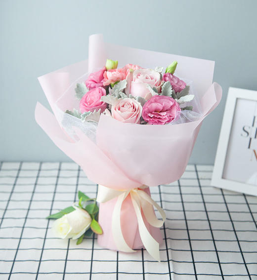 浅浅的温柔--粉佳人玫瑰4枝，粉色康乃馨4枝 商品图0
