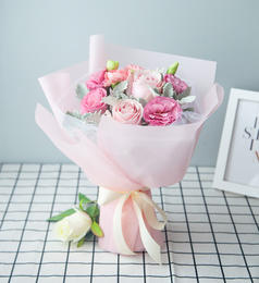 浅浅的温柔--粉佳人玫瑰4枝，粉色康乃馨4枝